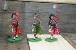 Britains 3x 54mm solid figures Scottish Bagpipers England 1990 - Image 5