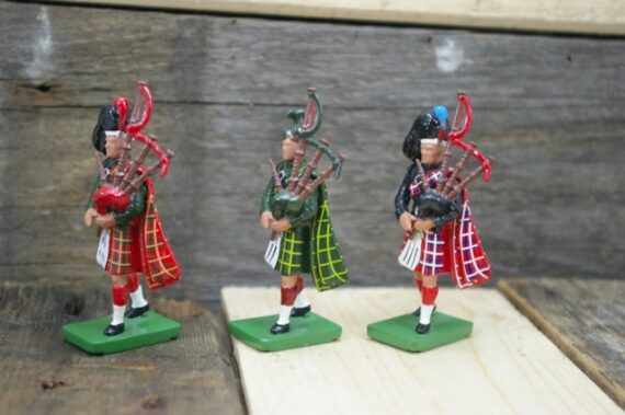 Britains 3x 54mm solid figures Scottish Bagpipers England 1990 - Image 5