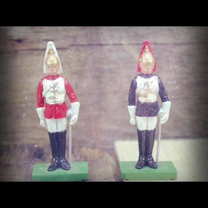 2 W Britain 54mm solid figures Guardsman England 1990 Britains 2x 54mm solid figures Guardsman England 1990 - Image 1