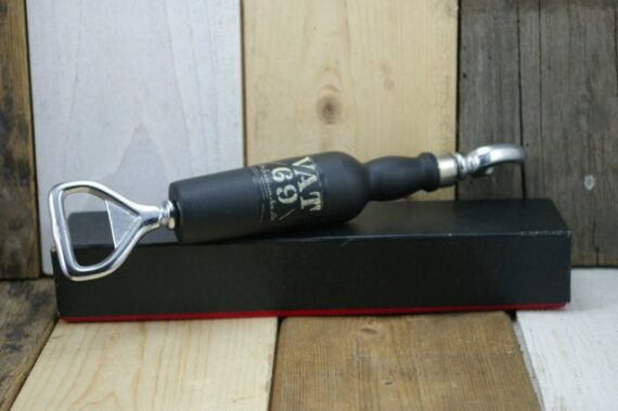 Vat 69 whisky bottle opener in box 1980 Scotland - Image 3
