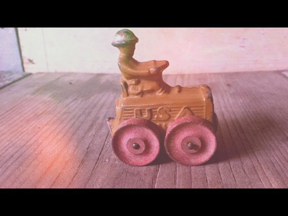 Barclay army tractor toy model 54mm hollow cast 1950 USA vintage Barclay army tractor toy model 54mm hollow cast 1940 USA - Image 1
