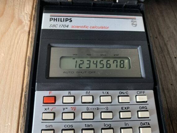 Philips SBC-1704 LCD calculator 1980 Taiwan Netherlands - Image 3