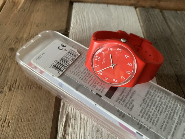 Swatch GR175 Sunetty red quartz watch in box 2020 Swiss - Vintage