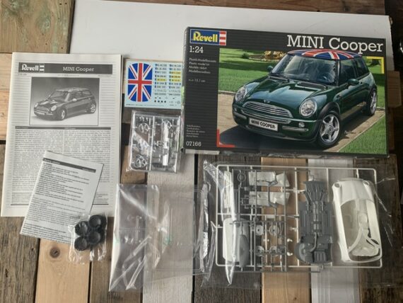 Revell 07166 Mini Cooper 1:24 model kit 2011 Germany