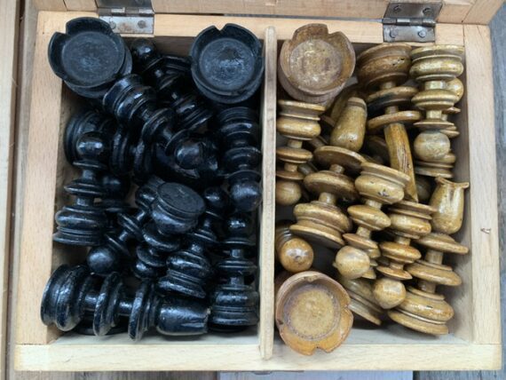 Large early light weight Chess set K8 ca. 1900 England - Image 5
