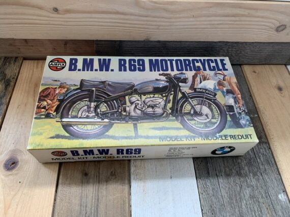 Airfix kit 4480 model BMW R69 1:10 scale England 1975 - Image 2