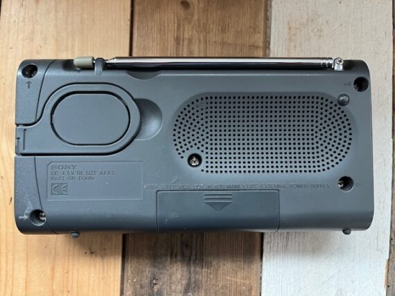 Sony ICR-403S radio 3 bands FM MW SW 1990 Japan